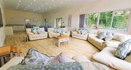 Woodside Retreat – Private Barn with ensuite bedrooms, 3 Hot Tubs, Sleeps 18