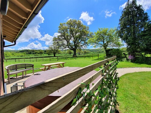 Woodside Retreat – Private Barn with ensuite bedrooms, 3 Hot Tubs, Sleeps 18