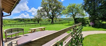 Woodside Retreat – Private Barn with ensuite bedrooms, 3 Hot Tubs, Sleeps 18