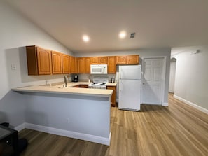 Kjøleskap, mikrobølgeovn, ovn og kokeplater