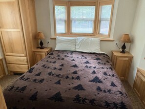 WiFi, bed sheets - Serene 1-bedroom cabin in Crescent Lake Junction perfect for relaxing- Cabin 505 (Crescent Lake Junction)