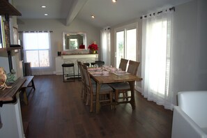 Dining - 3-bedroom house in beautiful McKinney -- Your Cozy Getaway Near the Square (McKinney)