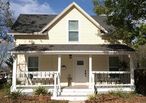 Exterior - 3-bedroom house in beautiful McKinney -- Your Cozy Getaway Near the Square (McKinney)