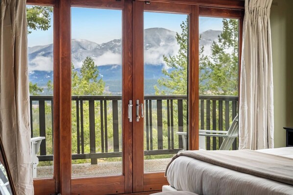 4 bedrooms, desk, WiFi, bed sheets