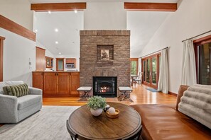 Tv, eldstad och en stereo