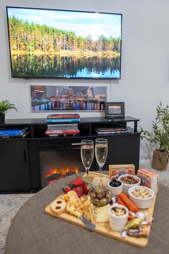 0.2mi to Downtown & 0.4mi to OWU, Free Parking, Quiet Street, Full Kitchen & W/D