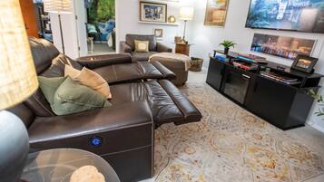 智能电视、壁炉、书