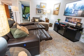 Smart TV, chimenea y libros