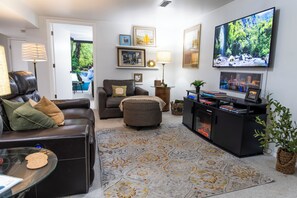 Smart TV, chimenea y libros