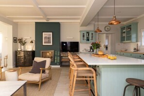 House | 6 bedrooms, desk, Internet - Luxury Beachfront Retreat for 14 With Hot Tub (Bognor Regis)