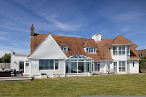 6 bedrooms, desk, Internet - Luxury Beachfront Retreat for 14 With Hot Tub (Bognor Regis)