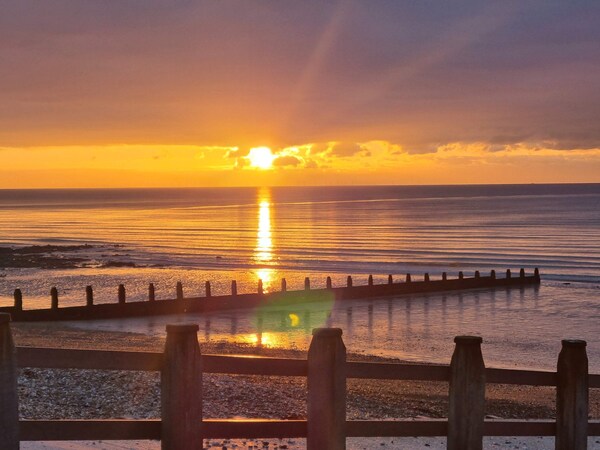 Luxury Beachfront Retreat For 14 With Hot Tub - Bognor Regis