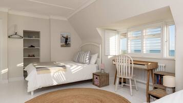6 bedrooms, desk, Internet