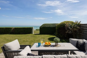 House | 6 bedrooms, desk, high-speed internet - Luxury Beachfront Retreat for 14 With Hot Tub (Bognor Regis)