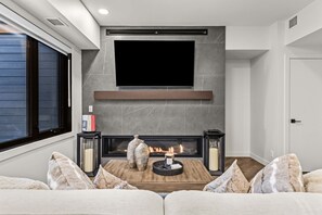 Interior - New Penthouse|Three Sisters Views Hot Tub & Pool (Canmore)