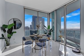 Dining - Luxury 2Br Condo with Wraparound Terrace and Waterviews (Miami)