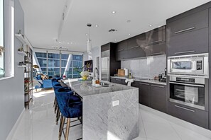 Private kitchen - Luxury 2Br Condo with Wraparound Terrace and Waterviews (Miami)
