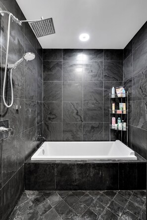 Regadera, secadora de cabello, bidet, toallas 