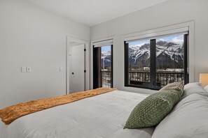 Iron/ironing board, travel cot, WiFi, bed sheets - “The Ascent Grand Retreat” (Canmore)