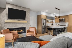 TV, fireplace - “The Ascent Grand Retreat” (Canmore)