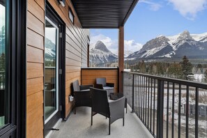 Terrace/patio - “The Ascent Grand Retreat” (Canmore)