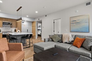TV, fireplace - “The Ascent Grand Retreat” (Canmore)