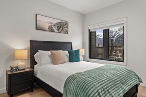 2 bedrooms, iron/ironing board, travel cot, WiFi - “The Ascent Mountain Haven” (Canmore)