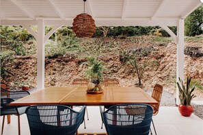 Outdoor dining - Villa SIKWIYE 2 BEDROOMS + 1 OPEN BEDROOM (Sainte-Anne)