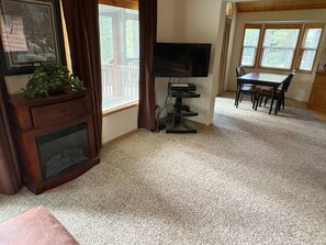 Living area - Charming 1-bedroom cabin in Crescent Lake Junction perfect for getaway - 511 (Crescent Lake Junction)