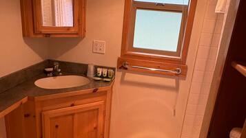 Dusj, håndklær, såpe og toalettpapir