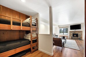 Smart TV, fireplace - Discovery 4 111:Near Canyon Lodge, Dog Friendly (Mammoth Lakes)