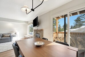 Dining - Discovery 4 111:Near Canyon Lodge, Dog Friendly (Mammoth Lakes)