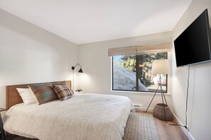 1 bedroom, free WiFi, bed sheets - Discovery 4 111:Near Canyon Lodge, Dog Friendly (Mammoth Lakes)
