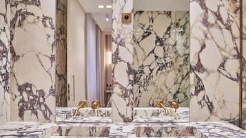 Apartment | Bathroom | Hair dryer, towels, soap, shampoo