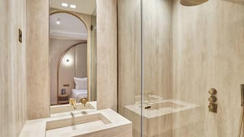 Leilighet | Bad | Hårføner, håndklær, såpe og sjampo