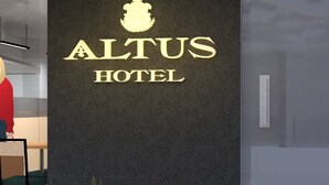 Et moderne hotelskilt med navnet 'ALTUS HOTEL' og adressen 'Calle 33 # 75C30'.