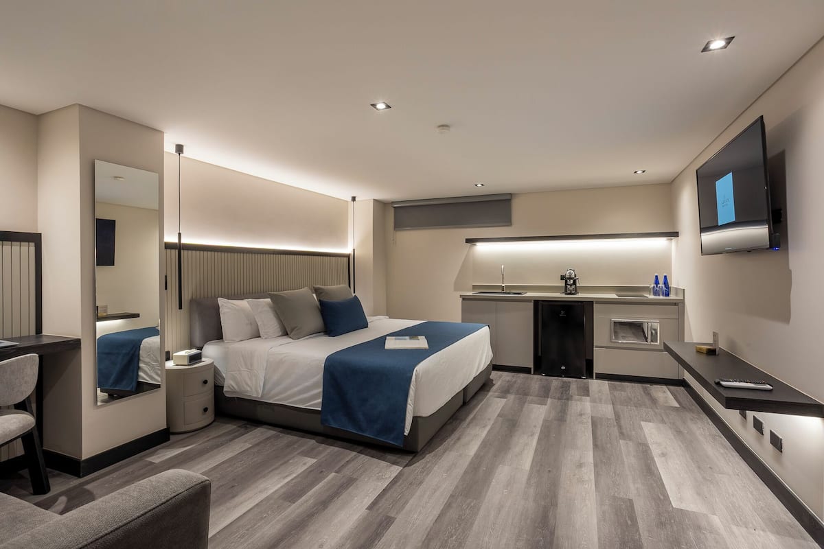 Luxury Room | Desk, laptop workspace, blackout drapes, soundproofing