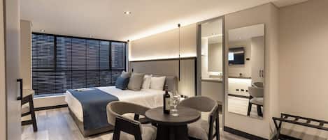 Habitación Deluxe, vistas a la ciudad | Escritorio, espacio para trabajar con un portátil, cortinas opacas