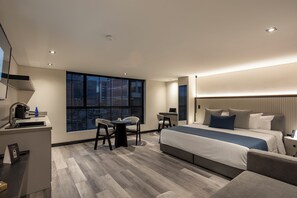 Desk, laptop workspace, blackout curtains, soundproofing - ALTUS HOTEL  (Medellín)