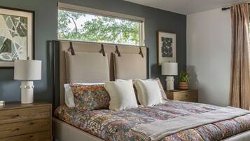 4 habitaciones, escritorio y tabla de planchar con plancha