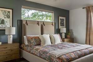 4 habitaciones, escritorio y tabla de planchar con plancha 