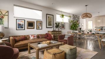 Smart-tv, videospil, bordtennisbord, musikbibliotek