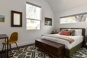 4 chambres, bureau, fer et planche à repasser, lit de bébé portatif