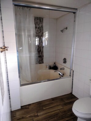 Hair dryer, towels, soap, toilet paper - Beautiful 1-bedroom house with AC in welcoming Orlando (Orlando)