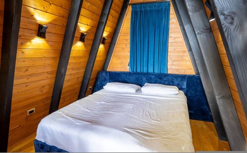 Golden Cabin 2 Gjinar