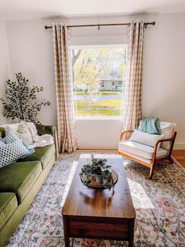 Living area - Rose Park Cottage - A Peaceful Missoula Retreat (Missoula)