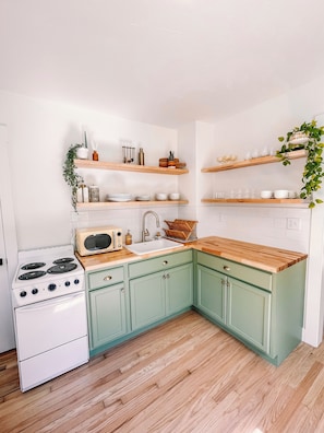 Fridge, microwave, oven, stovetop - Rose Park Cottage - A Peaceful Missoula Retreat (Missoula)