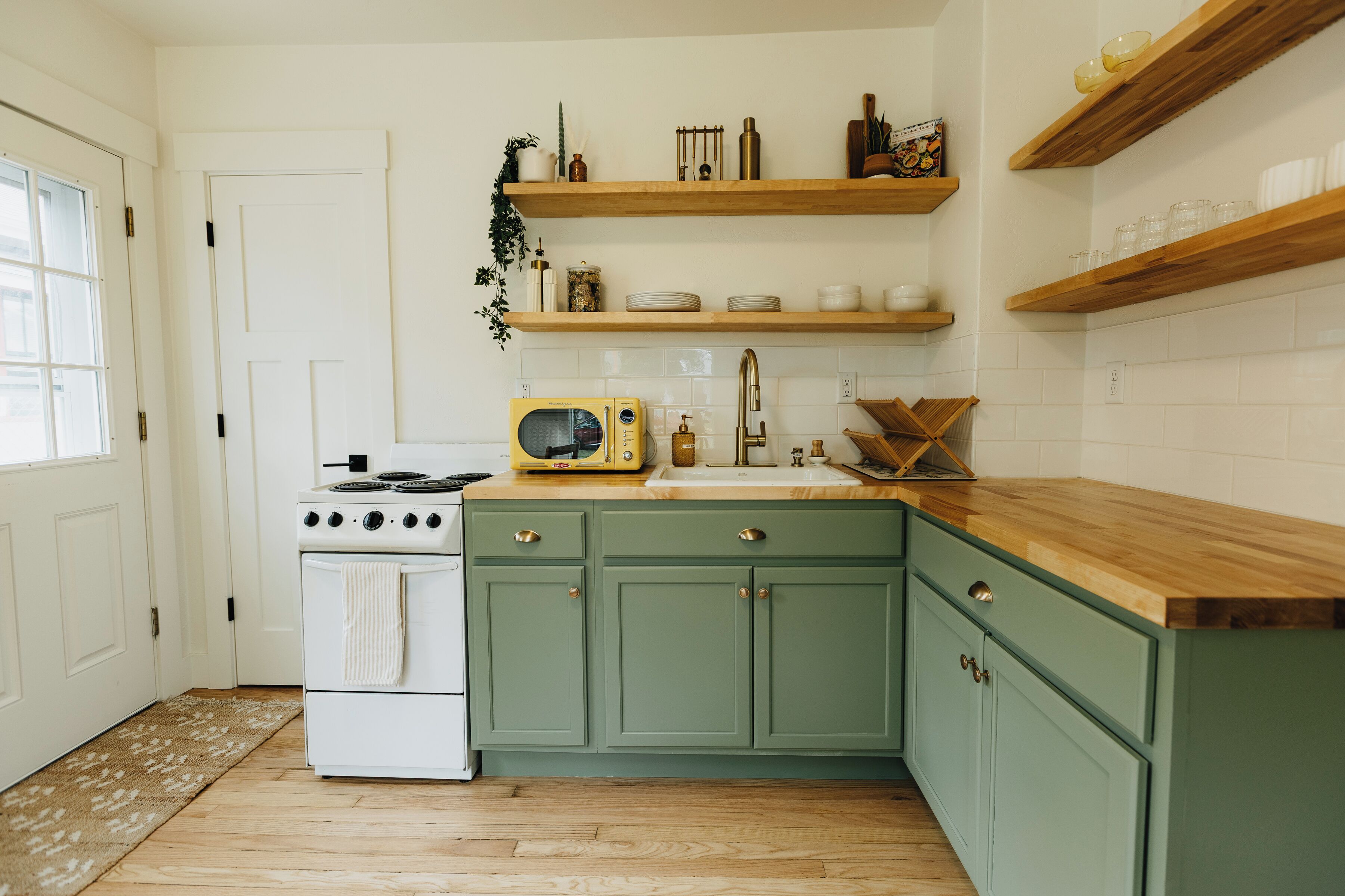 Køleskab, mikrobølgeovn, ovn, kogeplade