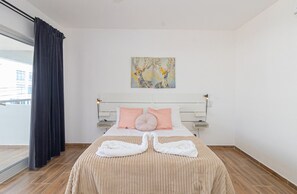 1 dormitorio, escritorio, tabla de planchar con plancha y cuna de viaje