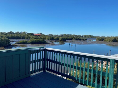 Welcome to The Crow's Nest at Fisherman's Wharf, a cozy waterfront 1 bedroom.